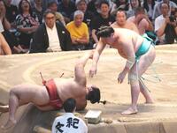 　一山本（右）が下手出し投げで熱海富士を下す