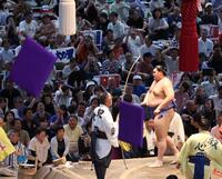 　伯桜鵬に敗れ、座布団が舞う中を引き揚げる大の里