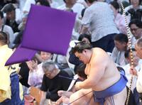 　２敗目を喫し、座布団が舞うなか引き揚げる大の里