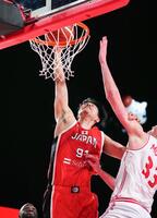 　デンマーク戦の第４クオーター、ダンクシュートを決める吉井