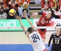 　第１セット、スパイクを放つ高橋藍（撮影・石井剣太郎）