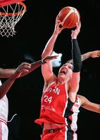 　デンマーク戦の第４クオーター、シュートを放つホーキンソン