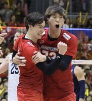 　第３セット、得点し喜ぶ高橋藍（左）＝撮影・石井剣太郎