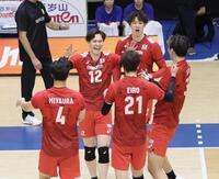 　第２セット、得点し喜ぶ高橋藍（中央左）ら（撮影・石井剣太郎）