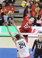 　第１セット、スパイクを放つ高橋藍（撮影・石井剣太郎）