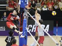 　第２セット、スパイクを放つ高橋藍（撮影・石井剣太郎）