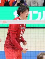 　第１セット、得点し喜ぶ石川祐希（撮影・石井剣太郎）