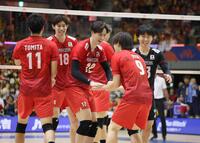 　第３セット、得点し喜ぶ高橋藍（中央）ら（撮影・石井剣太郎）