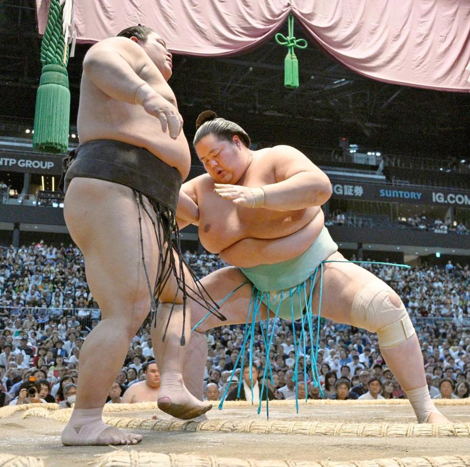 　伯桜鵬（左）を寄り切りで下す琴桜（撮影・栗原一至）