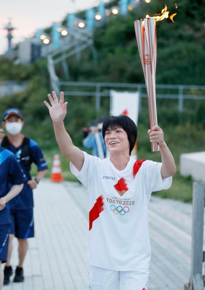 　聖火のトーチを手に笑顔を見せる、ロンドン五輪女子レスリング金メダリストの小原日登美さん＝２０２１年６月