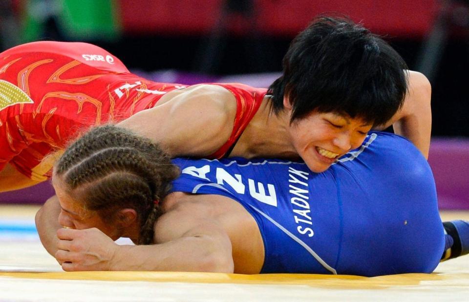 　ロンドン五輪レスリング女子48キロ級決勝でアゼルバイジャンの選手（下）を攻める小原日登美さん＝２０１２年８月（共同）