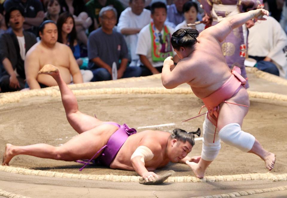 　宇良（右）がはたき込みで尊富士を破る