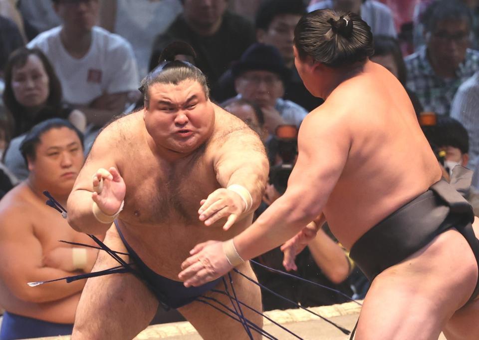 　若元春（右）を攻める高安