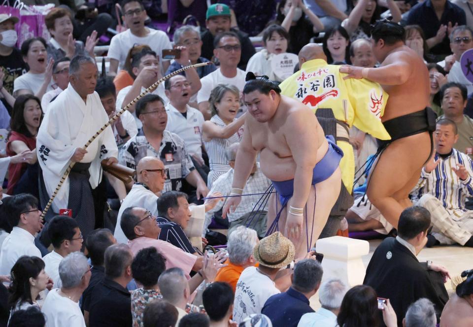 　伯桜鵬に敗れ、引き揚げる大の里（中央）