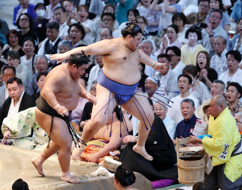 　伯桜鵬（左）が押し出しで大の里を破る