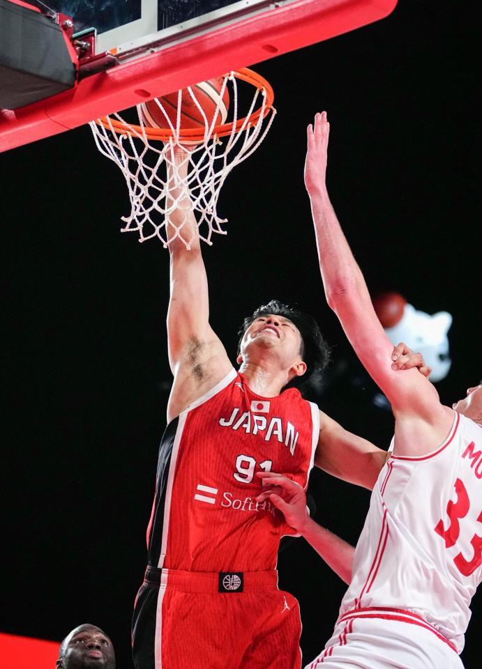 　デンマーク戦の第４クオーター、ダンクシュートを決める吉井