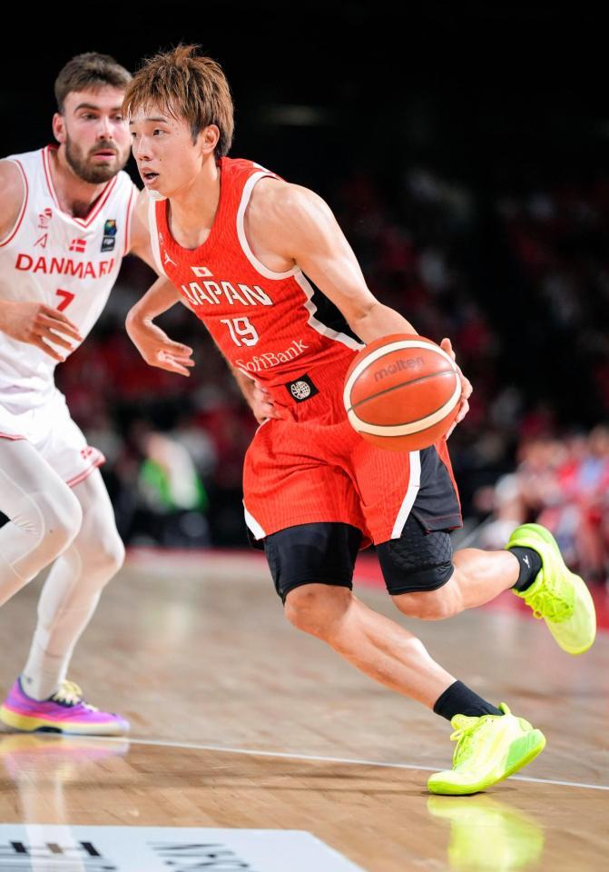 　デンマーク戦の第３クオーター、ドリブルで攻め込む西田