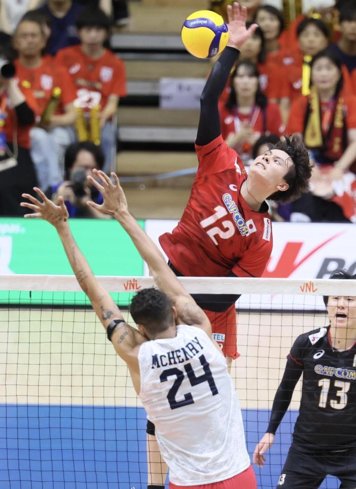 　第１セット、スパイクを放つ高橋藍（撮影・石井剣太郎）