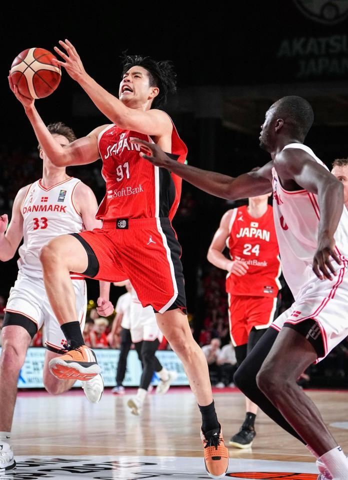 　デンマーク戦の第４クオーター、シュートを放つ吉井