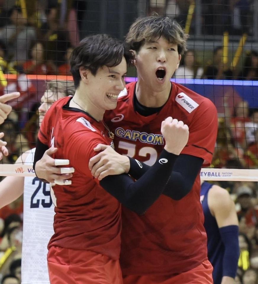 　第３セット、得点し喜ぶ高橋藍（左）＝撮影・石井剣太郎