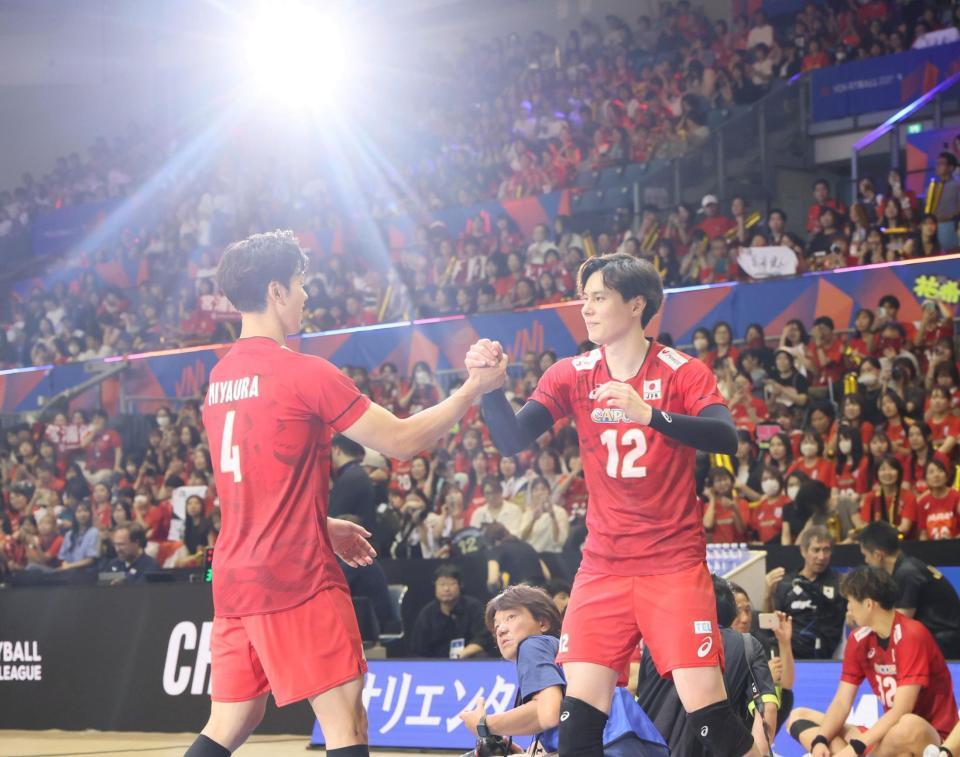 　試合に勝利し宮浦健人（左）と握手する高橋藍（撮影・石井剣太郎）