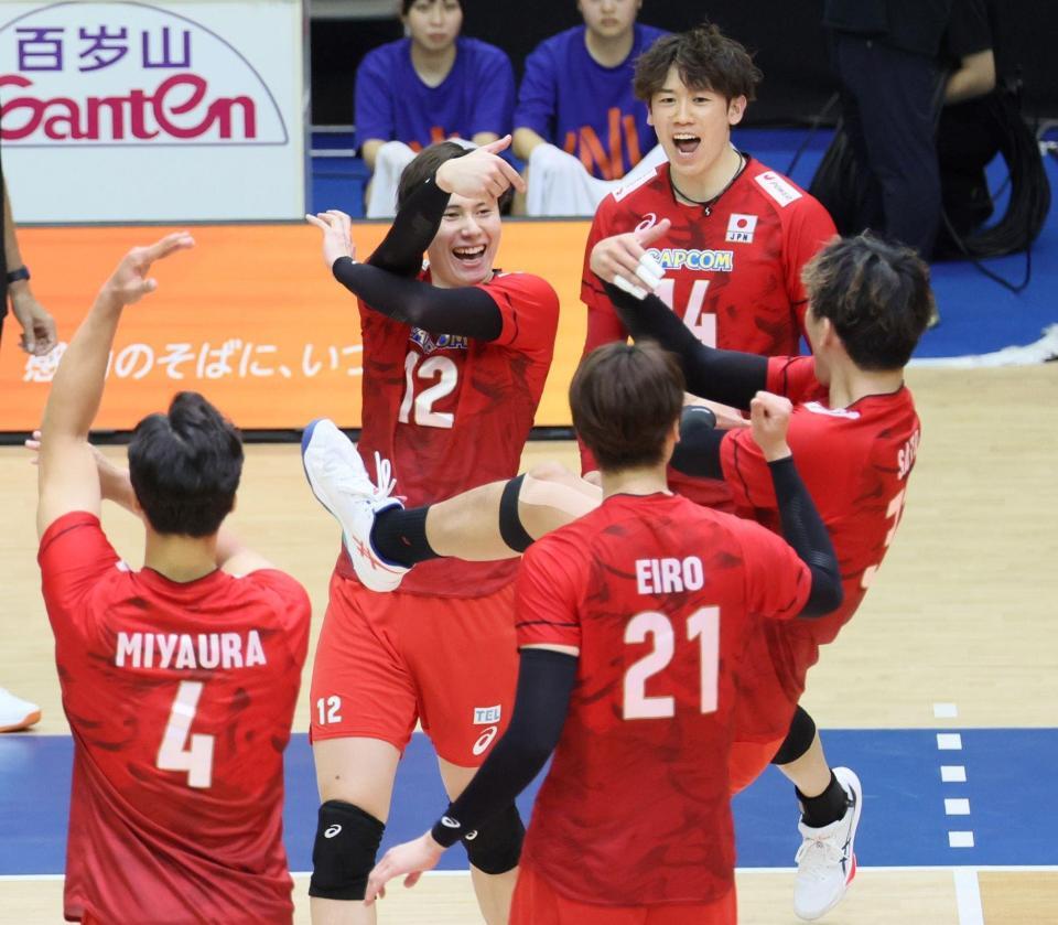 　第１セット、得点を決め喜ぶ高橋藍（中央左）と石川祐希（中央右）＝撮影・石井剣太郎