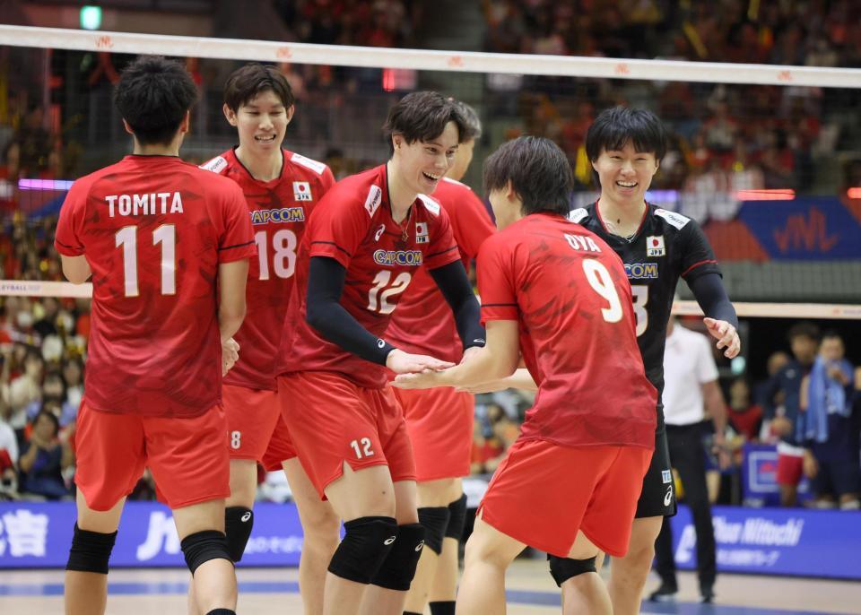 　第３セット、得点し喜ぶ高橋藍（中央）ら（撮影・石井剣太郎）