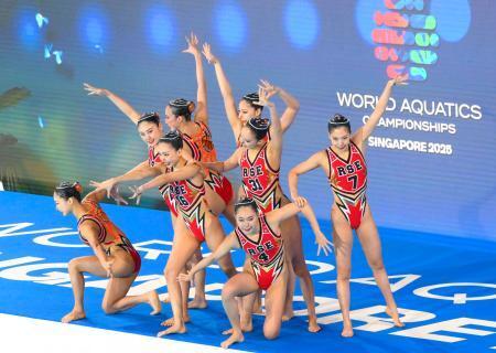 　チームＴＲ予選　入水前にポーズをとる日本＝シンガポール（共同）