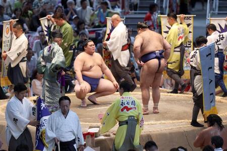 　取り組み前に懸賞旗に囲まれる大の里（左）と高安