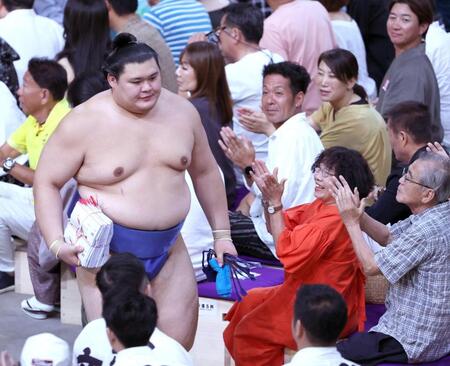　大の里が寄り切りで高安を下し、花道を引き揚げる
