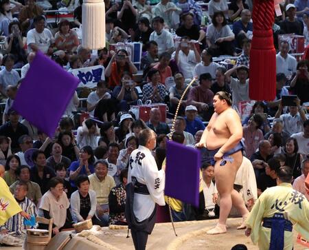 大相撲名古屋場所に美貌の元超人気アイドル!黒キャミ姿が可愛すぎるっ! ビール片手に