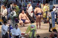 　取り組み前に懸賞旗に囲まれる大の里（左）と高安