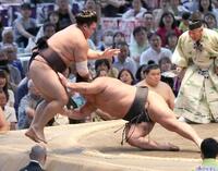 　伯桜鵬（右）が押し出しで霧島を破る