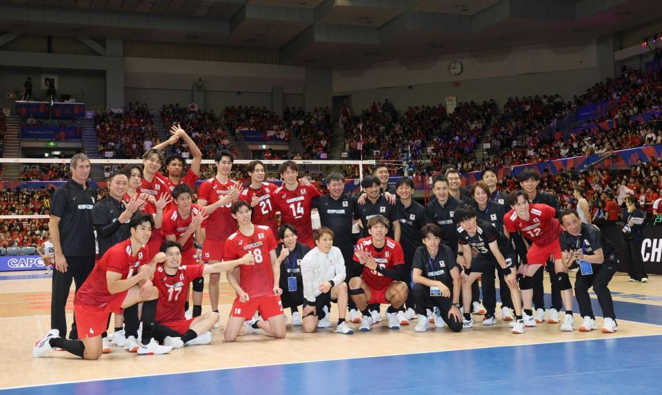 　試合に勝利し喜ぶ高橋藍（前列右から２人目）ら日本代表