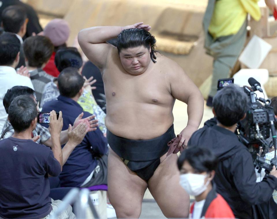 　花道を引き揚げる伯桜鵬