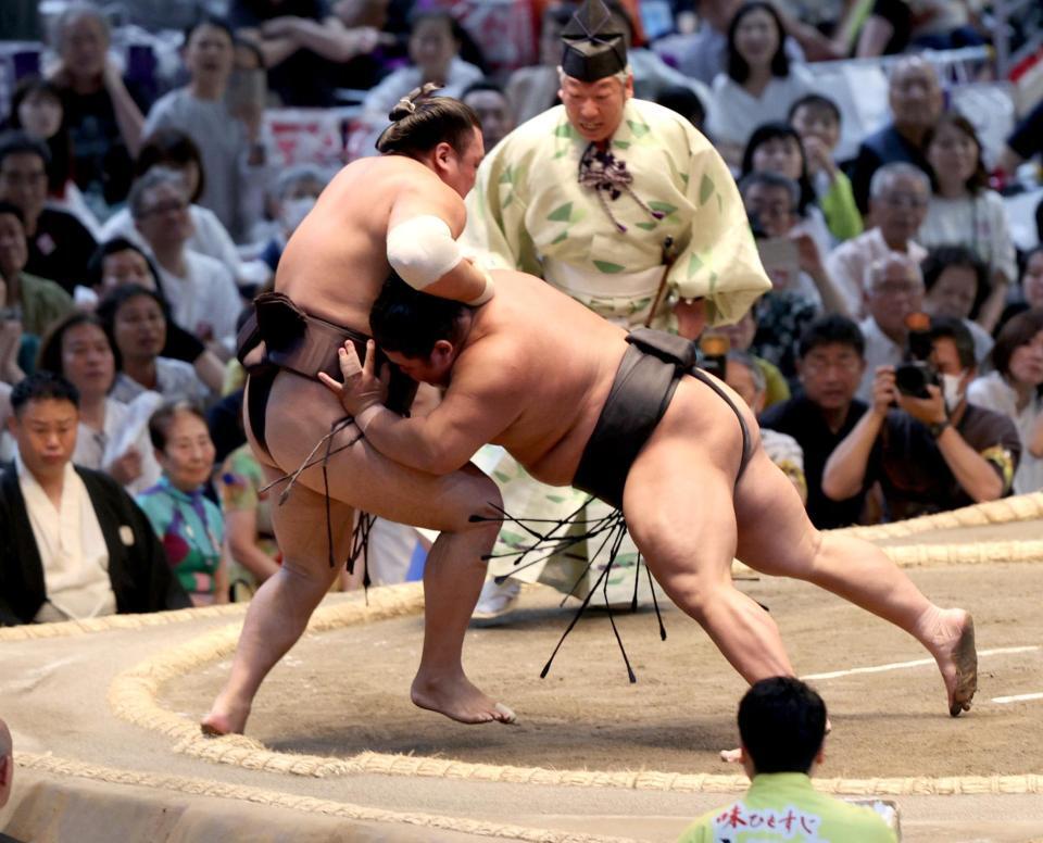 伯桜鵬（右）が押し出しで霧島を破る
