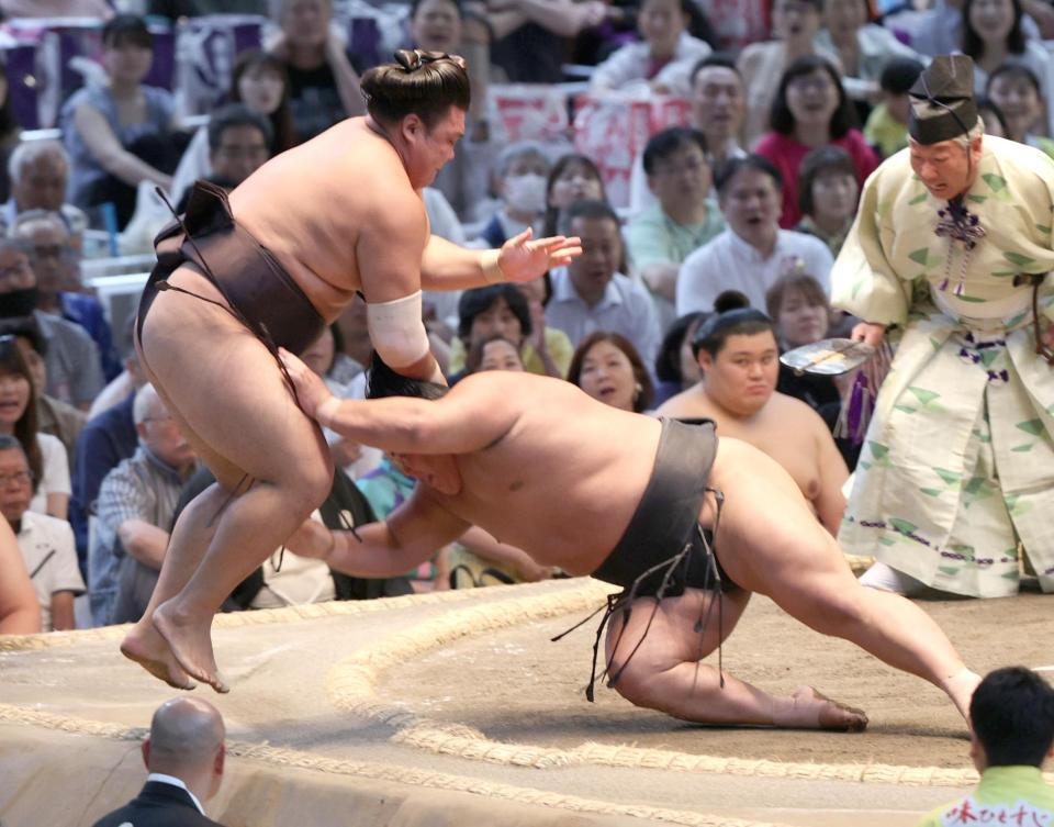 　伯桜鵬（右）が押し出しで霧島を破る