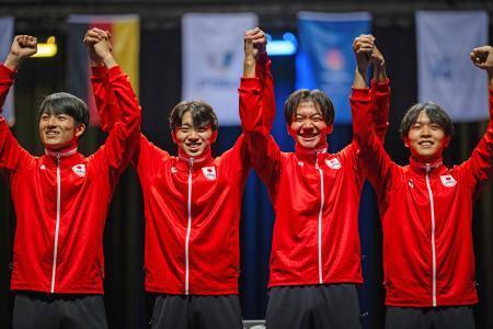 　フェンシングの男子エペ団体で優勝した日本＝エッセン（（Ｃ）Ｅｕｇｅｎｅ　Ｇｏｈ／Ｒｈｉｎｅ-Ｒｕｈｒ　２０２５、共同）