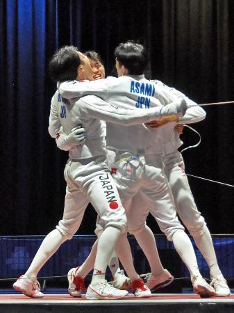 　フェンシングの男子エペ団体で優勝し、抱き合って喜ぶ日本の選手たち＝エッセン（共同）