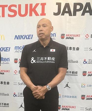 バスケ女子　ゲインズ監督「間違いなく良い方向」銀メダルアジア杯から帰国