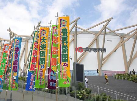 最強女子が名古屋場所の新アリーナに登場　実況アナ「地元ですもんね」と紹介　観客席で写真撮影に応じる姿が映り込む
