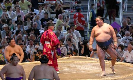 　大の里（左）を突き落としで破った玉鷲