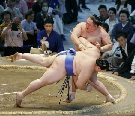 　玉鷲（奥）が突き落としで大の里を破る＝ＩＧアリーナ