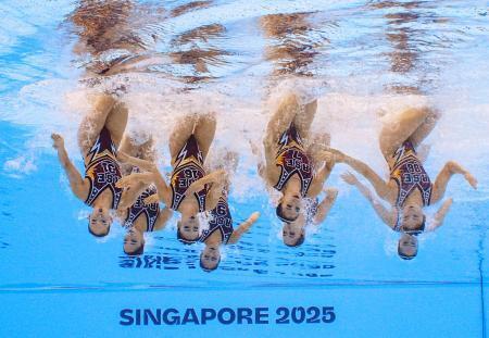 　チームＴＲ決勝　演技する日本＝シンガポール（ロイター＝共同）