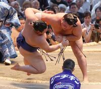 　霧島が寄り倒しで平戸海（左）を下す