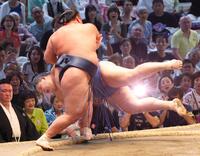 　玉鷲（手前）に突き落としで敗れた大の里