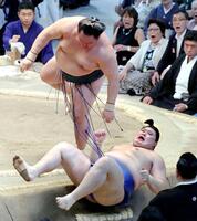 　大の里（手前）が突き落としで玉鷲に敗れる