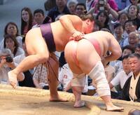 　草野（左）が送り出しで宇良を破る
