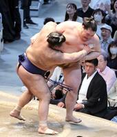 　高安（左）が寄り切りで王鵬を下す