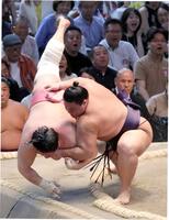 　草野（右）が送り出しで宇良を破る